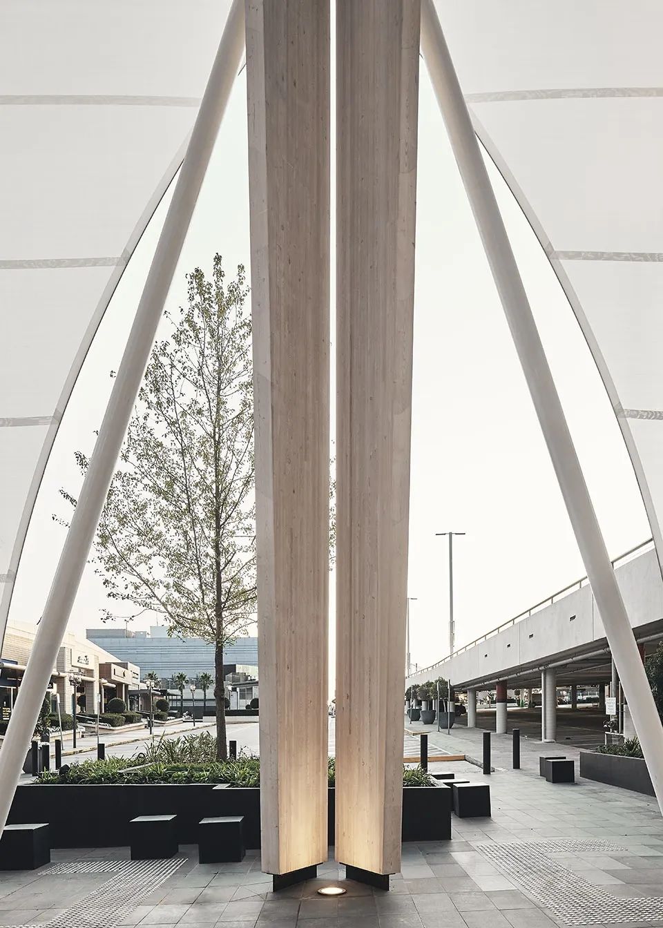 深圳景秀膜結(jié)構(gòu)建筑走廊